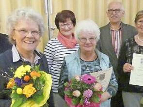 Lisa Wehrfritz, Olga Pöhlmann und Renate Hennig (vorn, v.,l) mit Winfreid Recihhold von der Sängergruppe Ebermannstadt (l.) sowie den Harmonie-Vorsitzenden Gabi Spörl und Günther Dostler Foto: Paul Pöhlmann