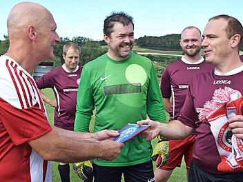 Eine ganz weite Anreise hatten die Sportkameraden aus Kiel auf sich genommen, gegen die es ein Freundschaftsspiel gab; im Bild begr&uuml;&szlig;t Thomas Schleicher (rechts) seitens der FCA-Altliga die G&auml;ste von Holstein Kiel recht herzlich, wobei Gastgeschenke getauscht wurden.  Foto: Dieter Radziej