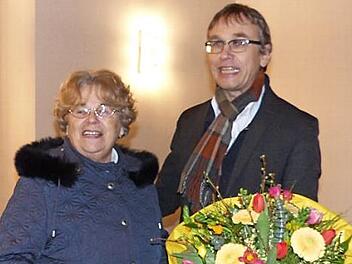 Pfarrer Hans-Jürgen Müller dankte Marianne Stanka für ihre 50-jährige Arbeit als Mesnerin. Foto: Klaus-Peter Wulf