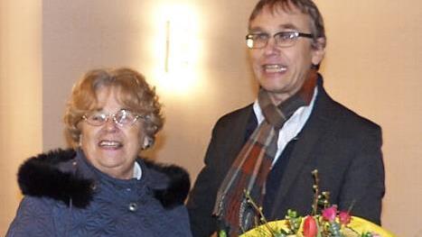 Pfarrer Hans-Jürgen Müller dankte Marianne Stanka für ihre 50-jährige Arbeit als Mesnerin. Foto: Klaus-Peter Wulf