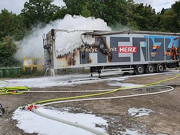 Erheblichen Schaden richtete ein Feuer an einem Sattelzugauflieger an, der mit Elektroschrott beladen war.  Christian Licha