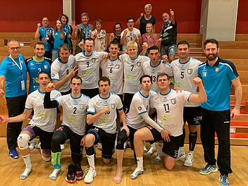 Eine starke Truppe: Mit vier Punkten - dank zweier Tiebreak-Siege - kamen die Hammelburg Volleys mit ihren treuen Fans von ihrem Sachsen-Double zurück. Foto: Olly Wendt