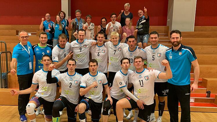 Eine starke Truppe: Mit vier Punkten - dank zweier Tiebreak-Siege - kamen die Hammelburg Volleys mit ihren treuen Fans von ihrem Sachsen-Double zurück. Foto: Olly Wendt
