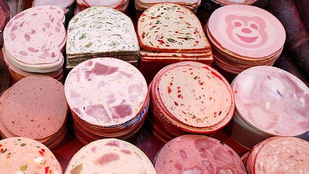 Eine Zwiebelmettwurst von Rewe wird zurückgerufen.