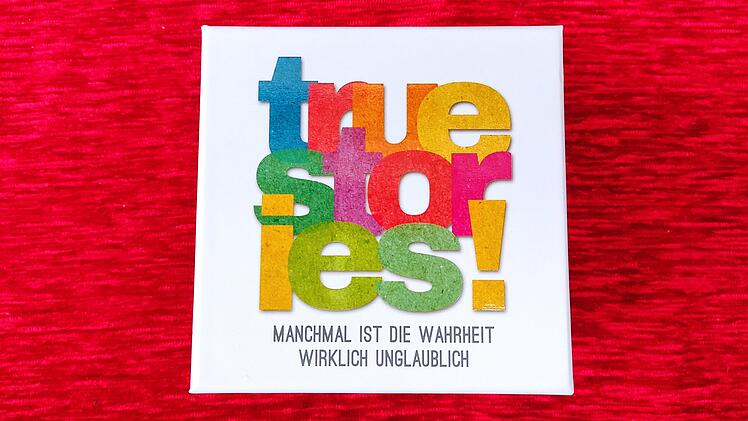 Spiele-Test True Stories: Das absurde Wissensspiel im Quader-Format