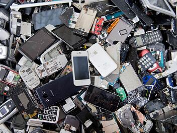 Elektroschrott in einem Container