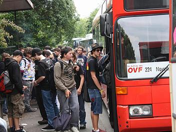 Heftig ist der Andrang auf die Schulbusse vor allem freitags - wie hier vor der Forchheimer Realschule  Foto: Archiv Josef Hofbauer