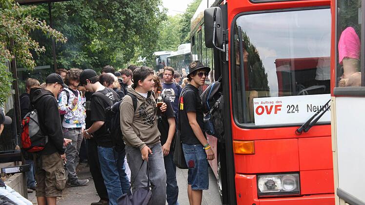 Heftig ist der Andrang auf die Schulbusse vor allem freitags - wie hier vor der Forchheimer Realschule  Foto: Archiv Josef Hofbauer