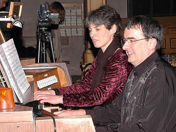 Höchste Anforderung stellte der "Bolero für Orgel zu vier Händen und Füßen" an Christine Stumpf und Jörg Wöltche, die den bekannten Tanz auf der Steinmeyer-Orgel der Erlöserkirche spielten. Foto: Peter Klopf