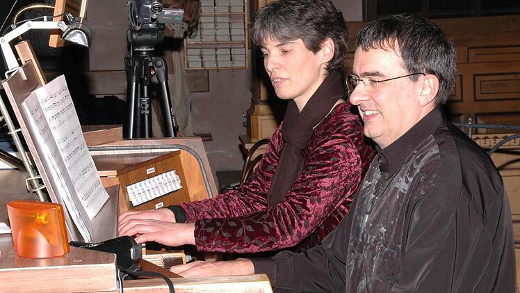 Höchste Anforderung stellte der "Bolero für Orgel zu vier Händen und Füßen" an Christine Stumpf und Jörg Wöltche, die den bekannten Tanz auf der Steinmeyer-Orgel der Erlöserkirche spielten. Foto: Peter Klopf