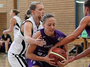 Eine Bambergerin und eine Ex-Bambergerin k&auml;mpfen um den Ball: Mara M&uuml;nder (l.) und Johanna Hirmke. Foto: sportpress