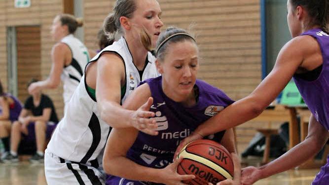 Eine Bambergerin und eine Ex-Bambergerin k&auml;mpfen um den Ball: Mara M&uuml;nder (l.) und Johanna Hirmke. Foto: sportpress