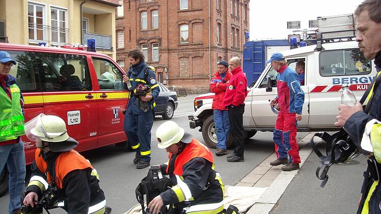 Auch beim EKU-Brand in Kulmbach ist die Bergwacht in Bereitschaft.