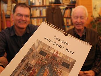 Freuen sich, dass der neue Kirchenkalender fertig ist und angeboten werden kann: Pfarrer Wolfgang Oertel (links) und Kalender-Macher Detlef Kühl. Foto: Matthias Beetz
