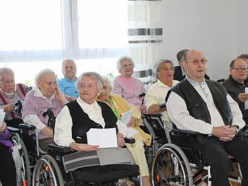 Heimbewohnerin Sofia Schubert (l.) trug bei der Einweihungsfeier in St. Elisabeth ein Gedicht vor.  Fotos: Schwind