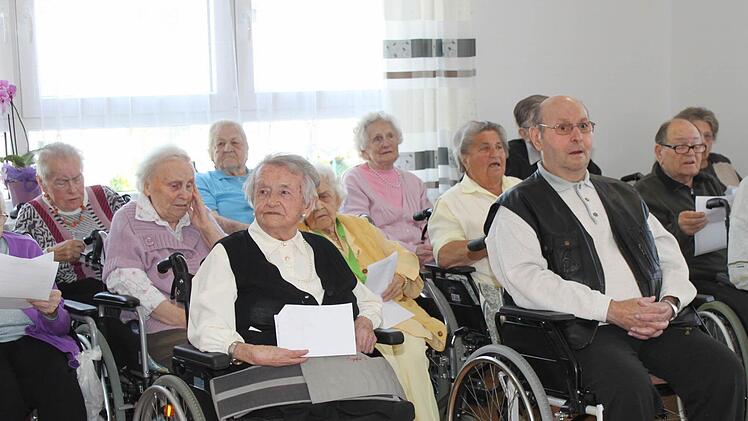 Heimbewohnerin Sofia Schubert (l.) trug bei der Einweihungsfeier in St. Elisabeth ein Gedicht vor.  Fotos: Schwind