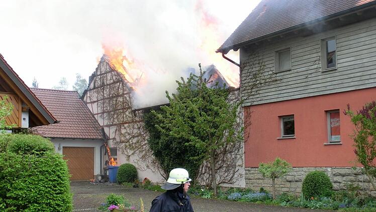 In Langendorf brennt der Dachstuhl einer Scheune.  Foto: Peter Rauch
