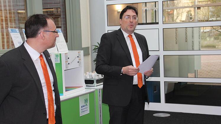 Matthias Batzner und Bankdirektor Christian Senff bei der eröffnung der Ausstellung.