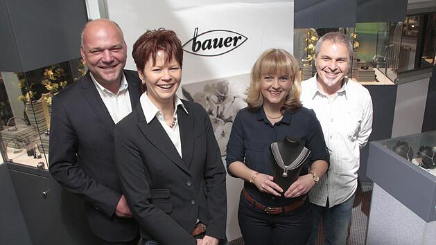 Das Team von links: Gesch&auml;ftsinhaber Ralph Bauer, seine Frau Maritta, Schmuckfachberaterin Anne Gillert und Uhrmachermeister Christian Glass. Sie stehen zum zweiten Mal auf dem Siegertreppchen ganz oben.  Foto: Hofbauer