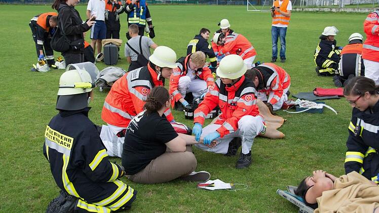 Die Retter hatten bei der Übung alle Hände voll zu tun.  Foto: privat
