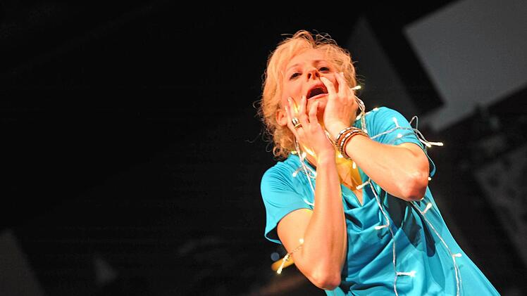 Turbulenter Theater-Spaß: Szene aus "Bin nebenan" von Ingrid Lausund in der Coburger ReithalleFoto: Andrea Kremper