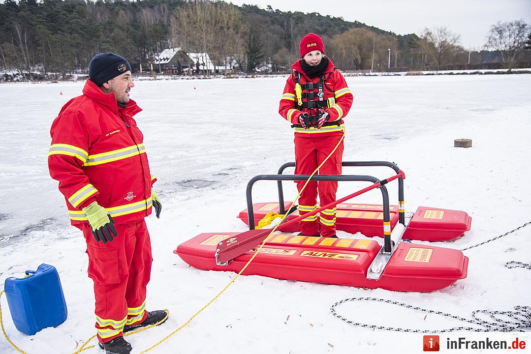 Eislaufverbot auf Dechsendorfer Weiher - DLRG-Kräfte sind vor Ort