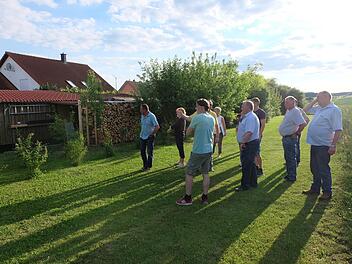 Die Thundorfer Gemeinder&auml;te sahen auch die &Ouml;ffnung des Gr&uuml;ng&uuml;rtels bei der Ortsrand-Eingr&uuml;nung. Foto: Philipp Bauernschubert