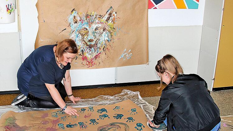 Großformatiges Malen machte Kindern und Erwachsenen. Der Wolf an der Wand  ist ein richtiges Kunstwerk geworden. Dieter Britz