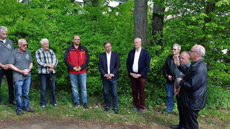 Dekan Kilian Kemmer segnet den Lehrpfad und alle, die ihn begehen.   Foto: Evi Seeger