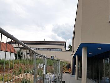 Hinter dem Zaun wird eine Wiese und ein Weg entstehen, auf dem die Kersbacher Schüler direkt vom Schulhaus (rechts) in die Turnhalle (hinten, links) gehen können. Foto: Ekkehard Roepert
