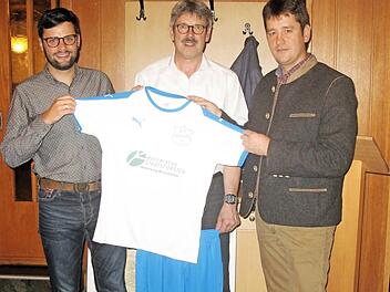 Von links: Felix Fiedler (Spielertrainer), Gary Krebs (Vorsitzender des FC Welitsch) und Stefan Wittenberg (Servicestellenleiter Forstbetrieb Rothenkirchen) bei der Trikotübergabe Foto: K.-H- Hofmann