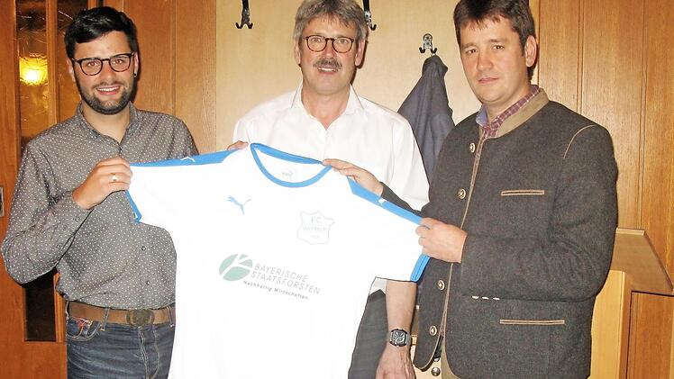 Von links: Felix Fiedler (Spielertrainer), Gary Krebs (Vorsitzender des FC Welitsch) und Stefan Wittenberg (Servicestellenleiter Forstbetrieb Rothenkirchen) bei der Trikotübergabe Foto: K.-H- Hofmann