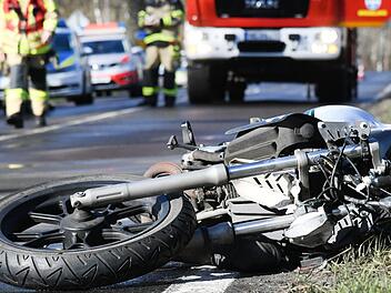 Auf der B13 im mittelfr&auml;nkischen Wei&szlig;enburg hat sich am Freitagmorgen ein schwerer Unfall ereignet, bei dem ein Motorradfahrer schwer verletzt wurde. Symbolfoto: Julian St&auml;hle/dpa