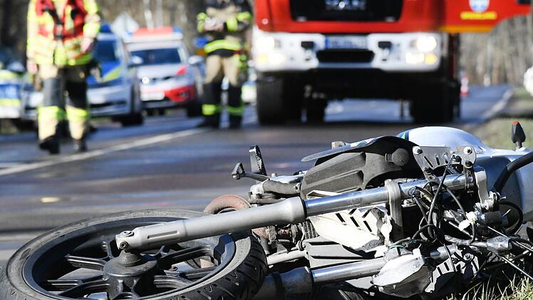Auf der B13 im mittelfr&auml;nkischen Wei&szlig;enburg hat sich am Freitagmorgen ein schwerer Unfall ereignet, bei dem ein Motorradfahrer schwer verletzt wurde. Symbolfoto: Julian St&auml;hle/dpa