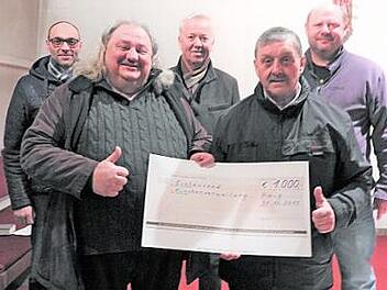 Bei der Spendenübergabe (von links): Markus Endes, Vorsitzender des Gesangvereins "Liederkranz" Haig, Pater Waldemar Brysch, Thomas Detsch, Chorleiter des "Liederkranzes", Kirchenpfleger Adelbert Förtsch und Matthias Lifka, Vorstandsmitglied des Heimat- und Trachtenvereins Haig. Foto: Reinhard Conradi