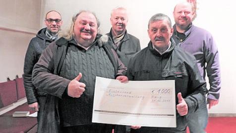 Bei der Spendenübergabe (von links): Markus Endes, Vorsitzender des Gesangvereins "Liederkranz" Haig, Pater Waldemar Brysch, Thomas Detsch, Chorleiter des "Liederkranzes", Kirchenpfleger Adelbert Förtsch und Matthias Lifka, Vorstandsmitglied des Heimat- und Trachtenvereins Haig. Foto: Reinhard Conradi