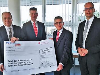 Mit einer Großspende beider Regionalbanken in Höhe von 15.000 Euro unterstützen die Vorstände (von links) Roland Knoll (VR-Bank), Michael Rendl und Roland Friedrich (beide Sparkasse) sowie Rainer Geis (VR-Bank) die drei Tafeln im Landkreis. Foto: Sigismund von Dobschütz