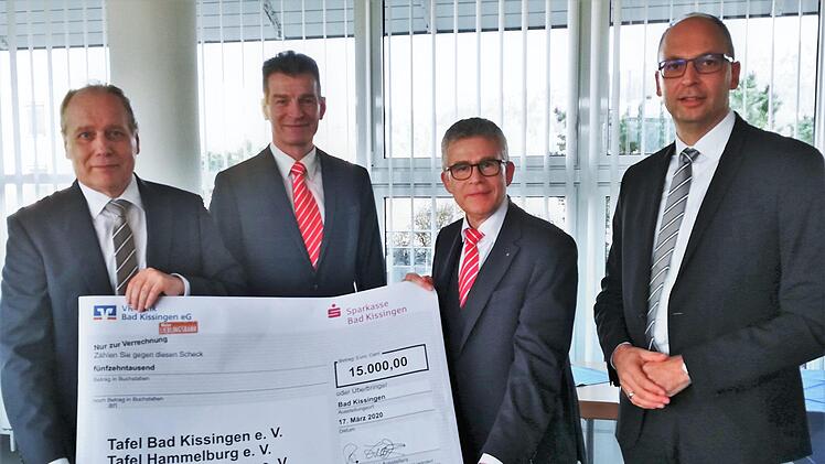 Mit einer Großspende beider Regionalbanken in Höhe von 15.000 Euro unterstützen die Vorstände (von links) Roland Knoll (VR-Bank), Michael Rendl und Roland Friedrich (beide Sparkasse) sowie Rainer Geis (VR-Bank) die drei Tafeln im Landkreis. Foto: Sigismund von Dobschütz