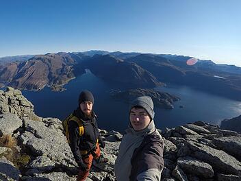 Ein Selfie mit atemberaubender Aussicht vom Hornelen, mit 860 Metern Höhe die steilste Klippe Europas, die Florian Beudert (links) und Daniel Müller auf einer 17 Kilometer langen Tour erwanderten. Foto: Selfie Daniel Müller/Florian Beudert