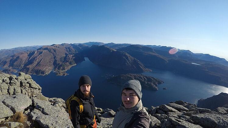 Ein Selfie mit atemberaubender Aussicht vom Hornelen, mit 860 Metern Höhe die steilste Klippe Europas, die Florian Beudert (links) und Daniel Müller auf einer 17 Kilometer langen Tour erwanderten. Foto: Selfie Daniel Müller/Florian Beudert