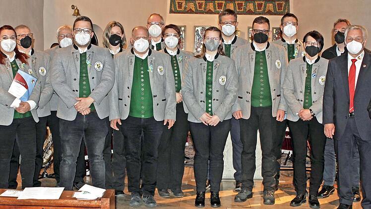 Eine ganze Reihe Aktiver wurde beim Jubiläumskonzert für langjähriges Musizieren ausgezeichnet.