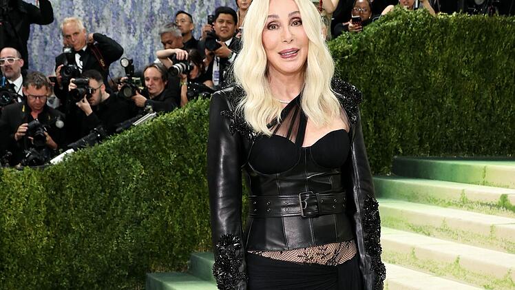 Cher meldet sich auf der Met Gala eindrucksvoll zur&uuml;ck. F&uuml;r ihr Comeback w&auml;hlte sie ein elegantes schwarzes Kleid aus von Burberry, entworfen von Daniel Lee.