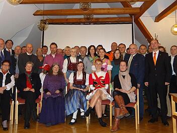 Strahlende Gesichter gab es im Saal der Raiffeisenbank in Ebern. Die Vertreter von 35 Einrichtungen nahmen Geldspenden in Empfang. Fotos: Johanna Eckert