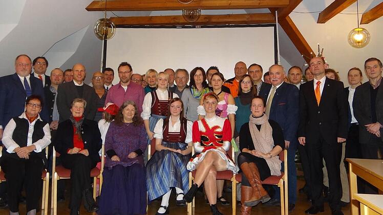 Strahlende Gesichter gab es im Saal der Raiffeisenbank in Ebern. Die Vertreter von 35 Einrichtungen nahmen Geldspenden in Empfang. Fotos: Johanna Eckert
