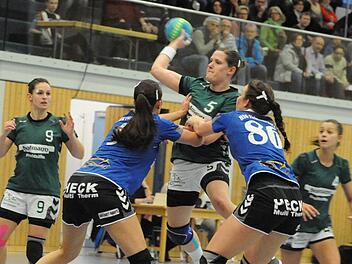 Den Widerstand gebrochen: Nach Problemen zu Beginn kam die SG Garitz/Nüdlingen (von links: Sabrina Kleinhenz, Lisa Wenzke und Anna Kleinhenz) zu einem verdienten Sueg über die HSG Fichtelgebirge. Foto: Hopf