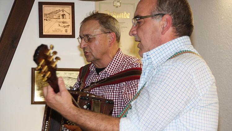 Winfried "Jo" Bieber,(links) und Martin Fiedler waren die Musikanten des Abends. Foto: Nöth