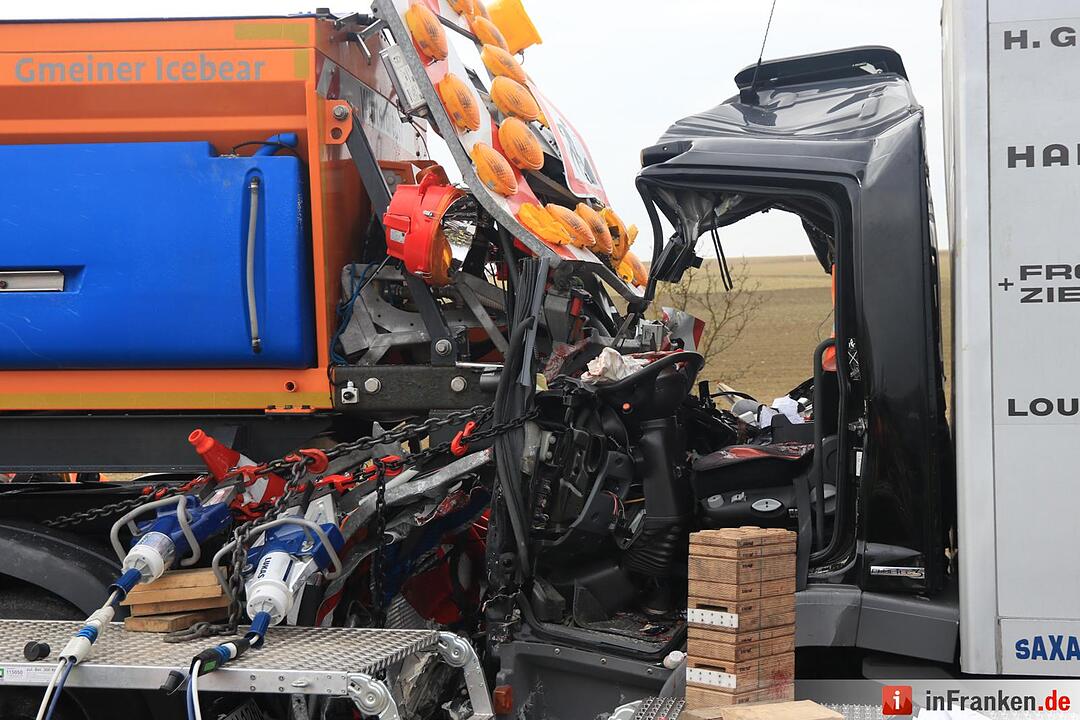 Lkw rast auf der A70 bei Haßfurt in Absicherungshänger