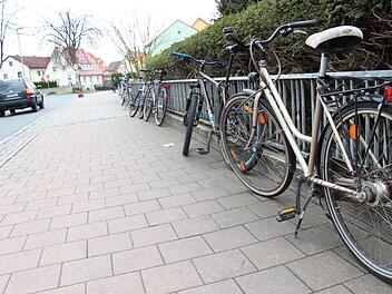 Viele kommen mit dem Fahrrad zur Bushaltestelle in der Großen Bauerngasse (im Hintergrund). Dass die Drahtesel am Zaun abgestellt werden, stört die Anlieger.  Foto: Christian Bauriedel