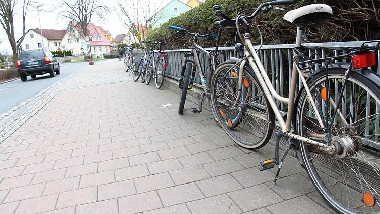 Viele kommen mit dem Fahrrad zur Bushaltestelle in der Großen Bauerngasse (im Hintergrund). Dass die Drahtesel am Zaun abgestellt werden, stört die Anlieger.  Foto: Christian Bauriedel