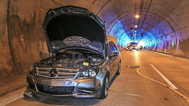 Die beiden Insassen dieses Mercedes' blieben bei dem Unfall unverletzt. Im anderen beteiligten Auto, einem BMW, wurden dagegen vier Personen leicht verletzt. Dieses Auto war bereits in unserer gestrigen Ausgabe abgebildet.  Foto: News5/ferdinand Merzbacher